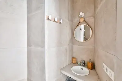 Salle de bains dans l'établissement New Stunning 4 Bdrs Apt, With AC – Le Marais