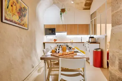 Cuisine ou kitchenette dans l'établissement New Stunning 4 Bdrs Apt, With AC – Le Marais