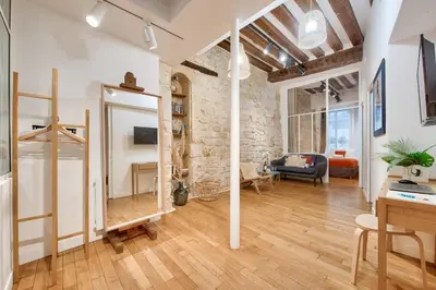 Télévision ou salle de divertissement dans l'établissement New Stunning 4 Bdrs Apt, With AC – Le Marais