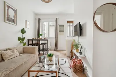 Télévision ou salle de divertissement dans l'établissement Villa Arc de Triomphe