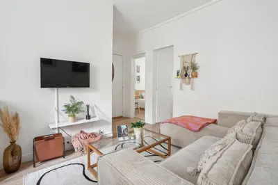 Télévision ou salle de divertissement dans l'établissement Villa Arc de Triomphe