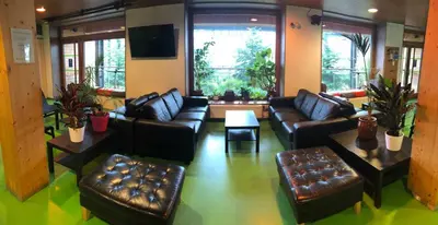 Coin salon dans l'établissement Auberge de Jeunesse HI Paris Yves Robert