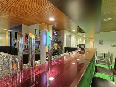 Salon ou bar de l'établissement Auberge de Jeunesse HI Paris Yves Robert