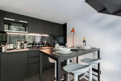 Cuisine ou kitchenette dans l'établissement B5 Loft Duplex 175Blo-Paris Convention