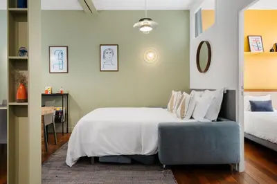 Un ou plusieurs lits dans un hébergement de l'établissement Edgar Suites Louvre - Saint-Honoré