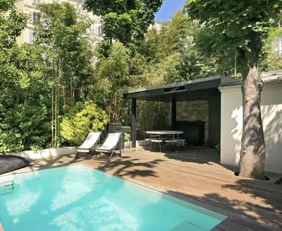 Piscine de l'établissement Les Jardins du Panthéon ou située à proximité