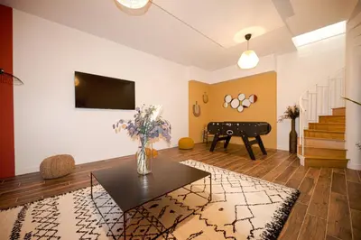 Télévision ou salle de divertissement dans l'établissement Luxury home near Tour Eiffel
