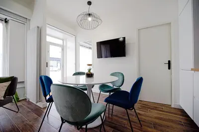 Télévision ou salle de divertissement dans l'établissement Luxury home near Tour Eiffel