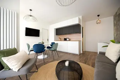 Télévision ou salle de divertissement dans l'établissement Luxury home near Tour Eiffel