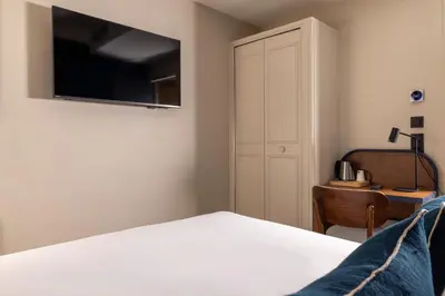 Télévision ou salle de divertissement dans l'établissement Bijou Hôtel Paris Boulogne