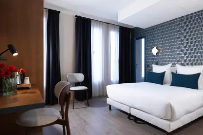 Un ou plusieurs lits dans un hébergement de l'établissement Bijou Hôtel Paris Boulogne