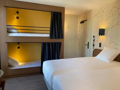 Un ou plusieurs lits dans un hébergement de l'établissement Bijou Hôtel Paris Boulogne