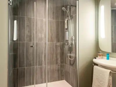 Salle de bains dans l'établissement ibis Paris Avenue de la Republique