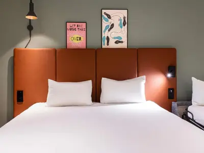 Un ou plusieurs lits dans un hébergement de l'établissement ibis Paris Canal Saint Martin
