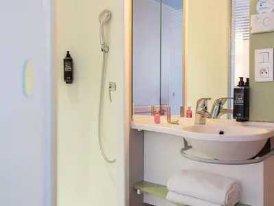 Salle de bains dans l'établissement ibis Budget Paris La Villette 19ème