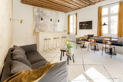 Coin salon dans l'établissement Habitat Parisien - 2BR-2BA - Marais - Hôtel de Ville