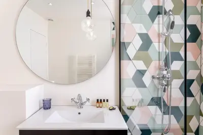 Salle de bains dans l'établissement Habitat Parisien - 2BR-2BA - Marais - Hôtel de Ville