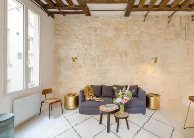 Coin salon dans l'établissement Habitat Parisien - 2BR-2BA - Marais - Hôtel de Ville