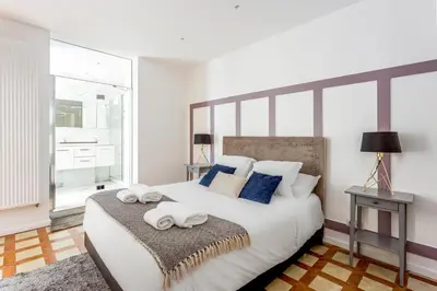 Un ou plusieurs lits dans un hébergement de l'établissement 180 Suite Eden, Luxury APT at Sacré Coeur
