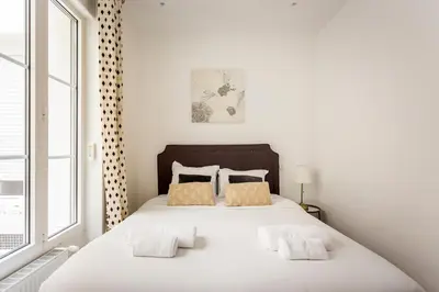 Un ou plusieurs lits dans un hébergement de l'établissement 180 Suite Eden, Luxury APT at Sacré Coeur