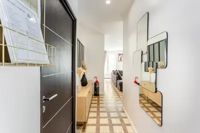 Télévision ou salle de divertissement dans l'établissement 180 Suite Eden, Luxury APT at Sacré Coeur
