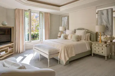 Un ou plusieurs lits dans un hébergement de l'établissement Four Seasons Hotel George V Paris