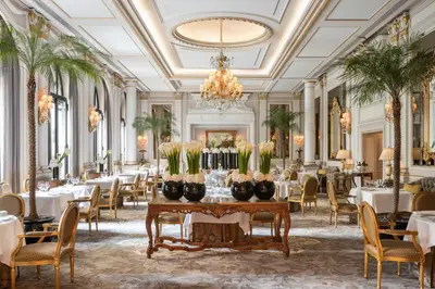 Restaurant ou autre lieu de restauration dans l'établissement Four Seasons Hotel George V Paris