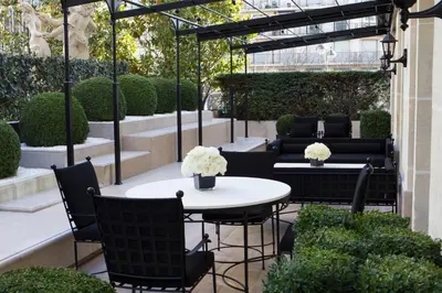Coin salon dans l'établissement Four Seasons Hotel George V Paris