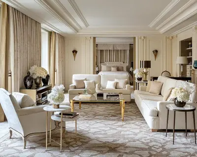 Coin salon dans l'établissement Four Seasons Hotel George V Paris