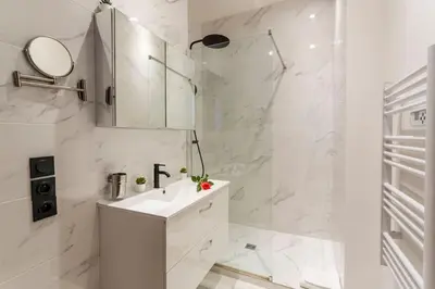 Salle de bains dans l'établissement Suite Paris, Tour Eiffel, Champs Elysées