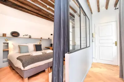 Un ou plusieurs lits dans un hébergement de l'établissement Authentic apartment 1BR-4P République - Le Marais