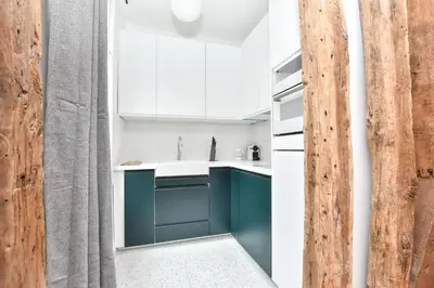 Cuisine ou kitchenette dans l'établissement Authentic apartment 1BR-4P République - Le Marais