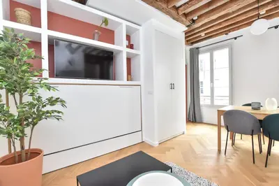Télévision ou salle de divertissement dans l'établissement Authentic apartment 1BR-4P République - Le Marais