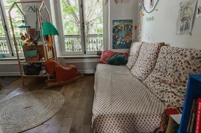 Coin salon dans l'établissement Bright atypical duplex in Menilmontant