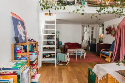Coin salon dans l'établissement Bright atypical duplex in Menilmontant