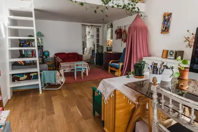 Coin salon dans l'établissement Bright atypical duplex in Menilmontant