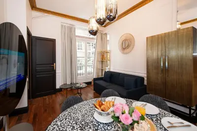 Télévision ou salle de divertissement dans l'établissement LE MARAIS PRESTIGE Luxueux - Cosy - Wifi