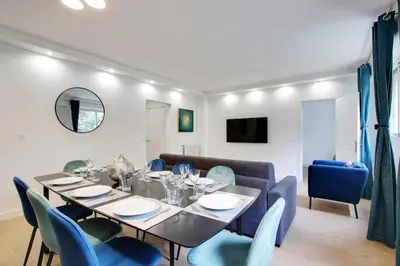 Télévision ou salle de divertissement dans l'établissement TROCADERO/ EIFFEL TOWER - 3 Bedrooms- All New!