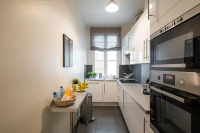 Cuisine ou kitchenette dans l'établissement 2 BR Appartement Near Tour Eiffel & Trocadéro
