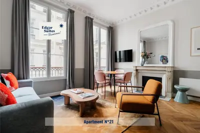 Télévision ou salle de divertissement dans l'établissement Edgar Suites Saint-Lazare - Amsterdam