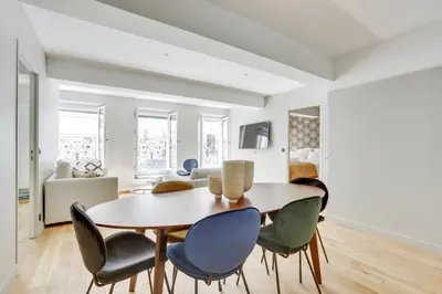 Télévision ou salle de divertissement dans l'établissement 169 Suite W - Élégant Appartement à Paris