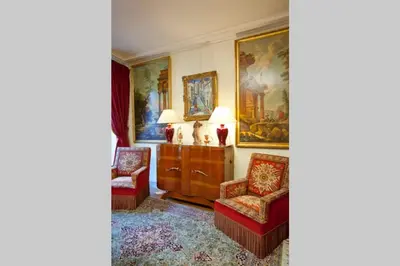 Coin salon dans l'établissement Luxury, Calm and Elegance in the heart of Champs-Elysées with a bottle of Champagne upon your arrival !!!