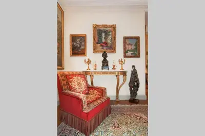 Coin salon dans l'établissement Luxury, Calm and Elegance in the heart of Champs-Elysées with a bottle of Champagne upon your arrival !!!