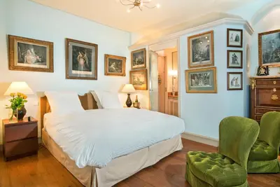 Un ou plusieurs lits dans un hébergement de l'établissement Luxury, Calm and Elegance in the heart of Champs-Elysées with a bottle of Champagne upon your arrival !!!