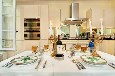 Boissons dans l'établissement Luxury, Calm and Elegance in the heart of Champs-Elysées with a bottle of Champagne upon your arrival !!!