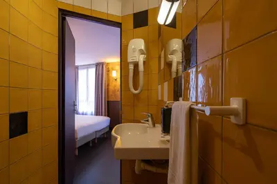 Salle de bains dans l'établissement Walled off Hotel Paris