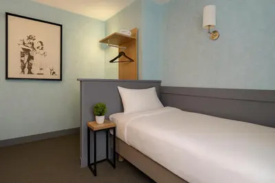 Un ou plusieurs lits dans un hébergement de l'établissement Walled off Hotel Paris