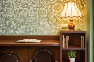 Bibliothèque dans l'hôtel