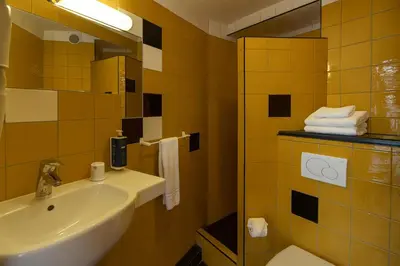 Salle de bains dans l'établissement Walled off Hotel Paris