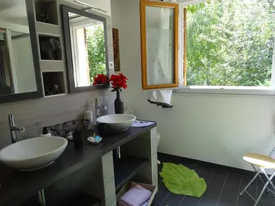 Salle de bains dans l'établissement La bambouseraie